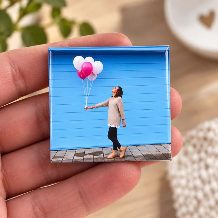 Fotomagnet mit einem Foto einer Person mit Luftballons