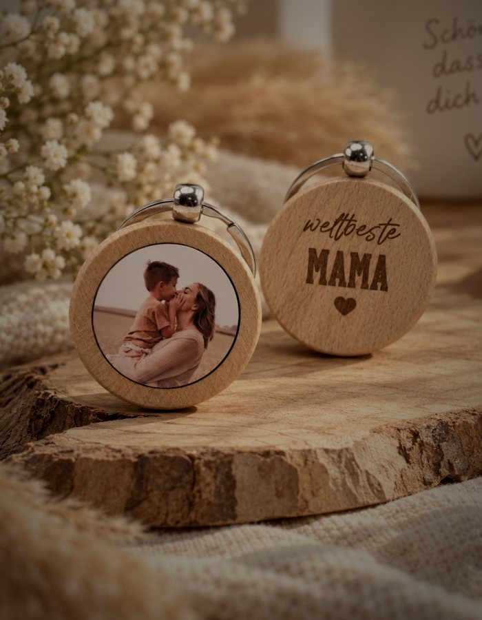 Zwei gravierte Holz-Schlüsselanhänger, einer mit Foto, einer mit „weltbeste Mama“