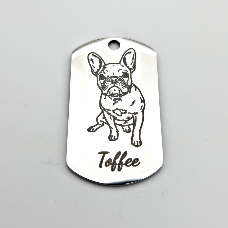 Dog Tag aus Edelstahl mit gravierter Hundezeichnung und dem Namen Toffee
