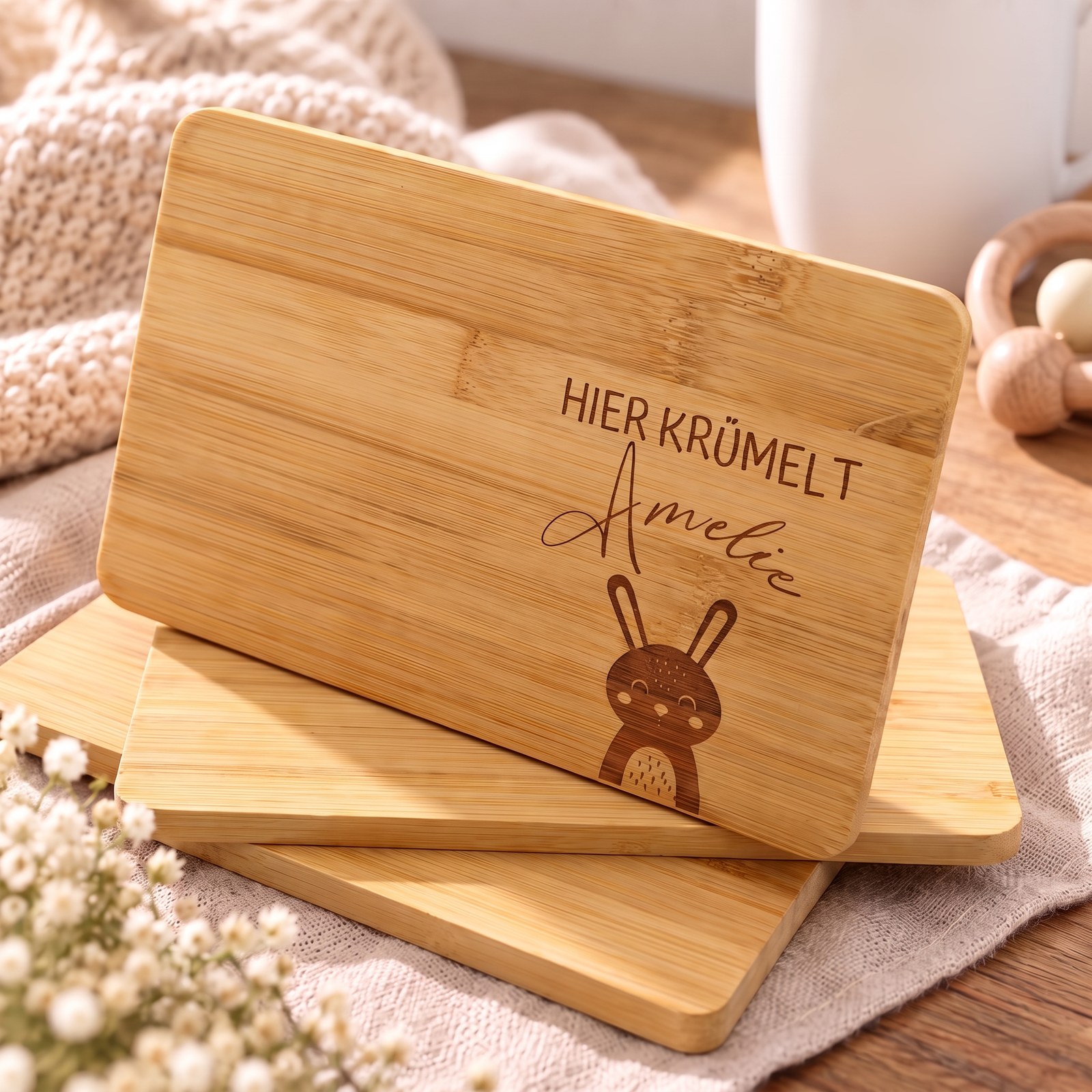 Graviertes Bambus-Frühstücksbrett mit dem Schriftzug „Hier krümelt Amelie“ und einem Häschen